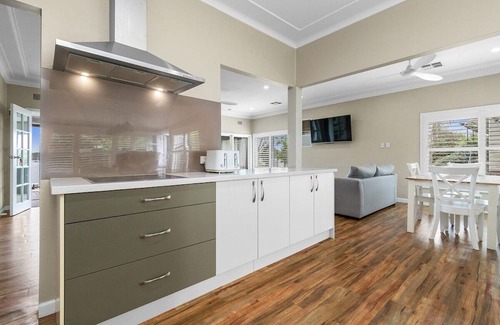 Speers Point Casa | Lakeview Retreat on The Esplanade