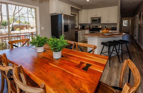 Sunset Cove Casa | Lure Lux: Theater Room + Pool Table + Hot Tub!