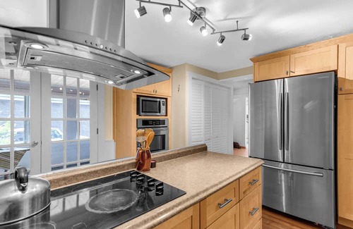 Castine Casa | Walk to harbor & Main St shops/restaurants. Front unit of Castine village house.