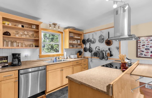 Castine Casa | Walk to harbor & Main St shops/restaurants. Front unit of Castine village house.