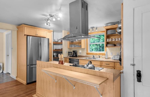 Castine Casa | Walk to harbor & Main St shops/restaurants. Front unit of Castine village house.