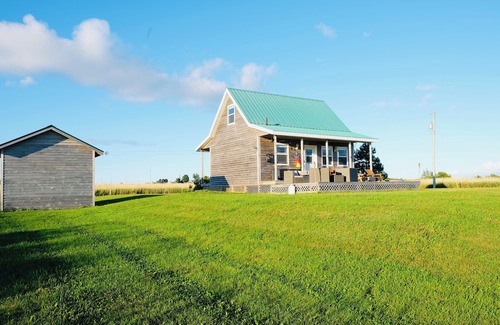 Hamilton Cabina | Private, relaxing seaside retreat. Fun outdoor amenities for everyone.