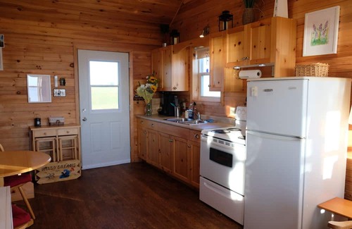 Hamilton Cabina | Private, relaxing seaside retreat. Fun outdoor amenities for everyone.