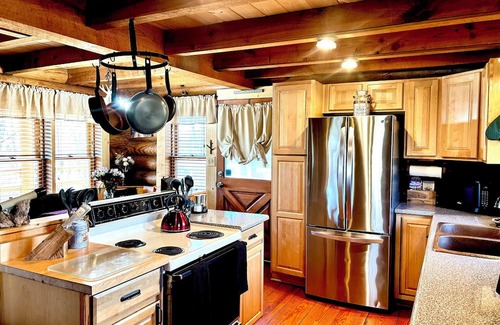 Maryville Cabina | Cozy 1-bedroom cabin with AC, WiFi in charming Maryville