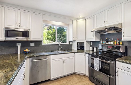 Enumclaw Casa | Spacious 4-bedroom house, Enumclaw near Mt Rainier Nat'l Park in natural setting