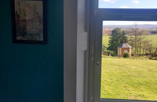 Montrose Apartamento | Beautiful period property with amazing views, spacious rooms and a large garden.