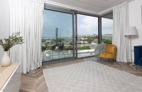 Newquay Apartamento | Apartment 4, Oasis Sands - an apartment that sleeps 6 guests in 3 bedrooms
