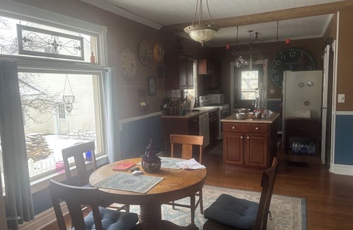Algonac Casa | Lovely 2-bedroom Victorian home with AC in Algonac. Near shopping and the river