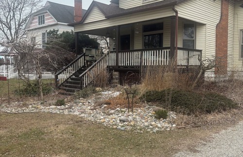 Algonac Casa | Lovely 2-bedroom Victorian home with AC in Algonac. Near shopping and the river
