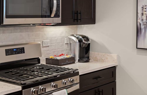 Heart of Chicago Apartamento | Cozy Chicago 3BD 2Bath Retreat with Balcony