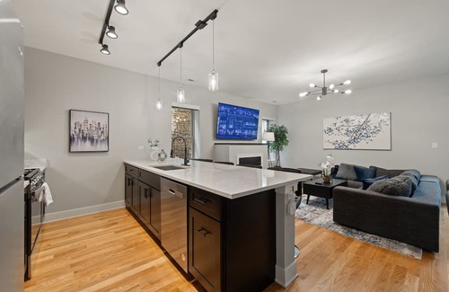 Heart of Chicago Apartamento | Cozy Chicago 3BD 2Bath Retreat with Balcony