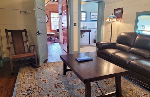 Winthrop Apartamento | Guy's Place in the Historic Guy Waring House located in Downtown Winthrop