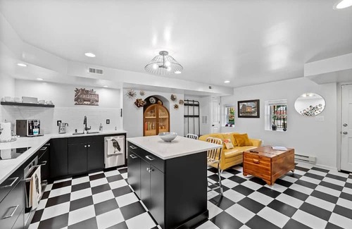 Mount Vernon Apartamento | Large Garden Level Apartment with Backyard Vibes, King Bed and Home Office Setup