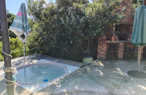 Cannon Rocks Casa | Tranquil 3-bedroom house with WiFi in Boknes Strand in the bush