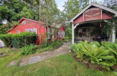 East Haddam Cabina | Cottage on the Moodus Reservoir go back in time enjoy a quite get away .