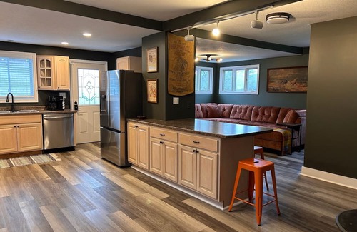 Berlin Casa | Spacious 5BR Retreat - Ride The Wilds Direct from our Driveway!