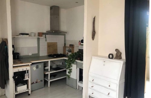Saint-Germain-des-Fosses Apartamento | Quiet studio overlooking the garden. Pets at no extra charge