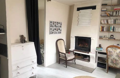 Saint-Germain-des-Fosses Apartamento | Quiet studio overlooking the garden. Pets at no extra charge