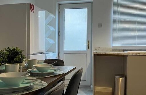 Margam Apartamento | Morriston Accommodation - TV in Every Bedroom!