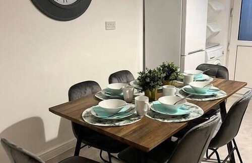 Margam Apartamento | Morriston Accommodation - TV in Every Bedroom!