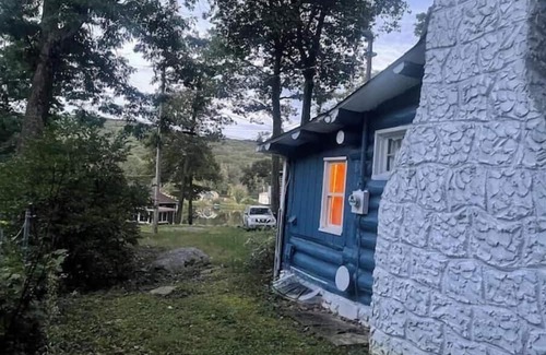 West Milford Cabina | Log Cabin with Great Lake Views