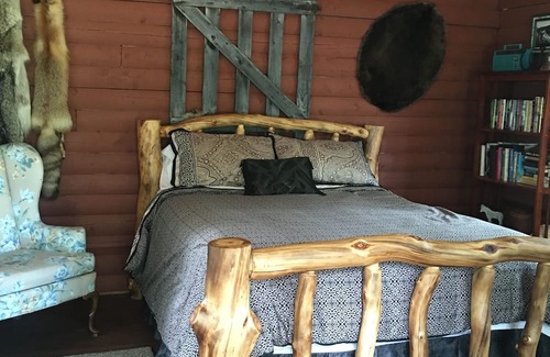Tagish Complejo | Private Cabin w/deck. 1 queen bed with opulent linens and comfort!