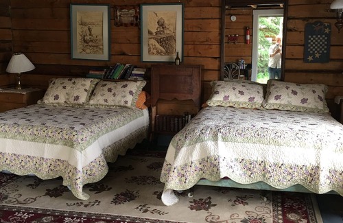 Tagish Complejo | Private Cabin w/deck. 1 queen bed with opulent linens and comfort!