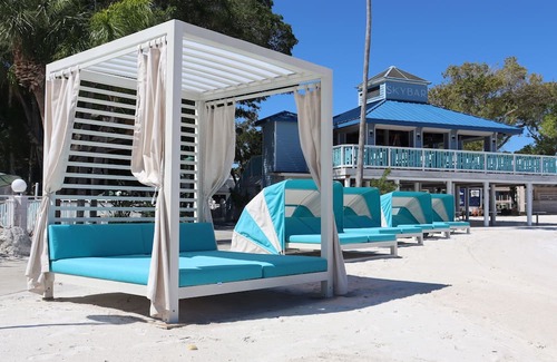 Pinellas Point Casa | Coastal Vibes Await: Dive into Adventurous Excursions and Tranquil Evenings