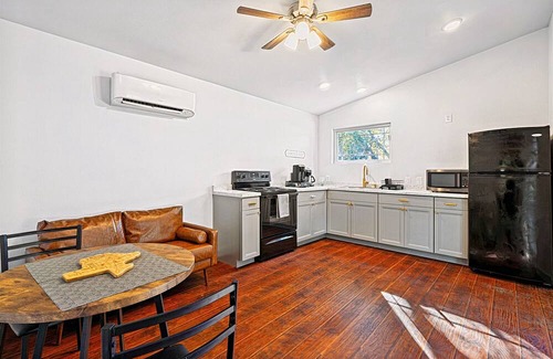 South Manchaca Casa | Cozy Tiny Home | Fire Pit | Game Room | Pet OK