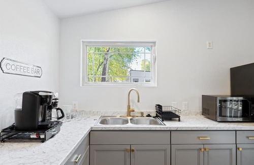 South Manchaca Casa | Cozy Tiny Home | Fire Pit | Game Room | Pet OK