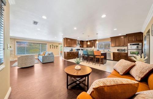 Tustin Casa | Close to Disney and the Beach! Central OC Location