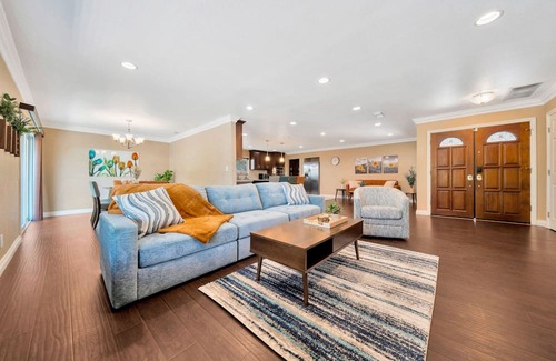 Tustin Casa | Close to Disney and the Beach! Central OC Location