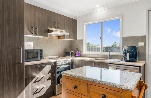 Kew Casa | Kew Golf Shack - linen supplied, guest wifi available