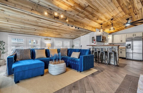 Beach Haven West Casa | Stunning 3-bedroom Lagoon-Front Oasis- Serenity Awaits!