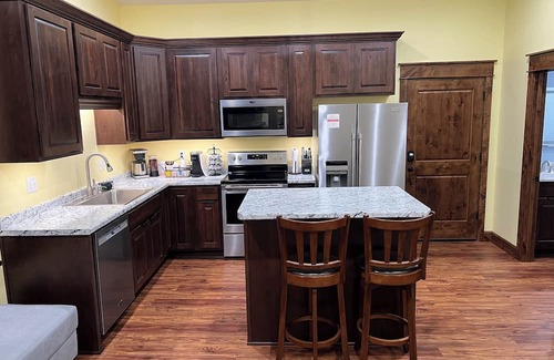 Sabetha Casa | Business Stay Made Easy - Remodeled Downtown Apt w/Workspace