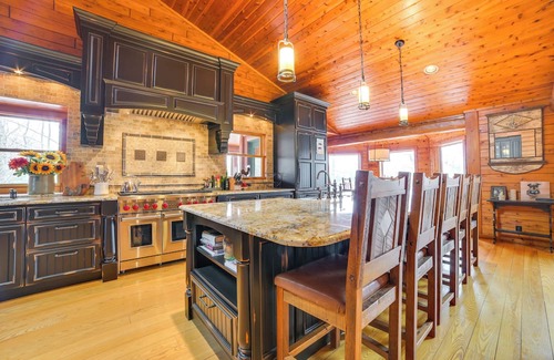 Levering Cabina | Deck + Beach Access: Lakefront Cabin in Levering!