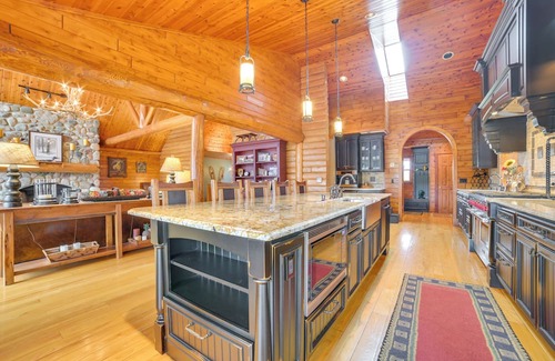 Levering Cabina | Deck + Beach Access: Lakefront Cabin in Levering!