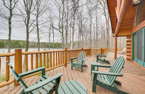 Levering Cabina | Deck + Beach Access: Lakefront Cabin in Levering!
