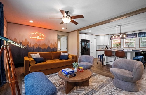 Fayetteville Casa | New River Escape -Game Room Hot Tub Fire Pit Yard Games Sleeps 10+