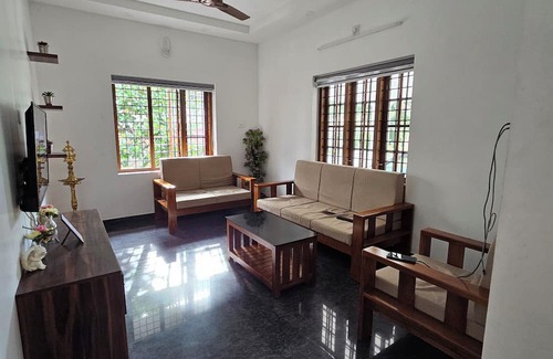 Kochi Casa | Family friendly 4 bedrooms with airconditioners, spacious, fully equipped house.