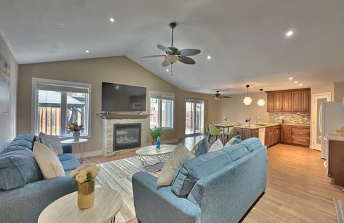 Grand Bend Casa | Walk to Grand Bend Main Beach | Sleeps 8 | Family Friendly | Heart of Grand Bend