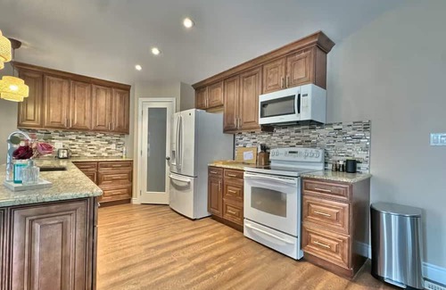 Grand Bend Casa | Walk to Grand Bend Main Beach | Sleeps 8 | Family Friendly | Heart of Grand Bend