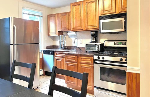 Historic Downtown Apartamento | Beautiful large apartment, fast commute to NYC, Laundry, Parks!
