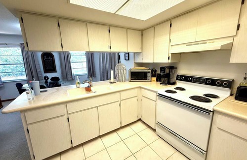 Spring Hill Casa | Charming 3-bedroom house with WiFi and AC in delightful Spring Hill