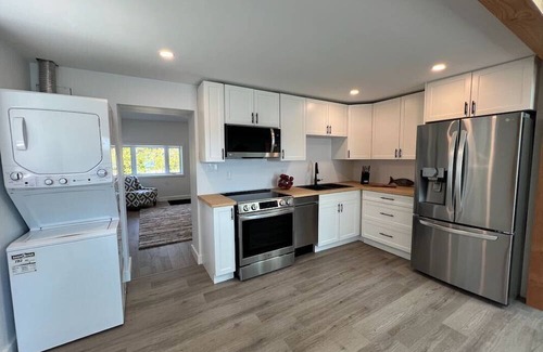 Bobcaygeon Cabaña | Luxury Waterfront Bungalow on Sturgeon Lake