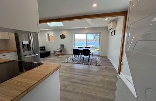 Bobcaygeon Cabaña | Luxury Waterfront Bungalow on Sturgeon Lake