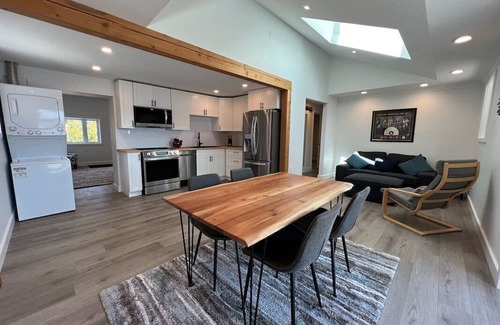 Bobcaygeon Cabaña | Luxury Waterfront Bungalow on Sturgeon Lake
