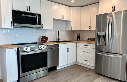 Bobcaygeon Cabaña | Luxury Waterfront Bungalow on Sturgeon Lake