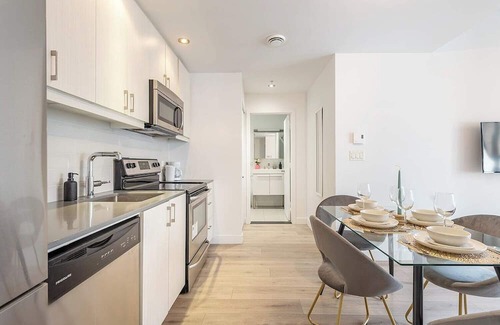 International District Apartamento | Square Victoria - Balcony - Downtown View
