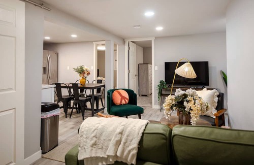 Bryn Mawr-Skyway Casa | Cozy and Bright Renovated 2B Lower (private entry)